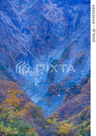 (群馬県)谷川岳・一ノ倉沢 岩壁の紅葉 (群馬県)谷川岳・一ノ倉沢 岩壁の紅葉 84403684