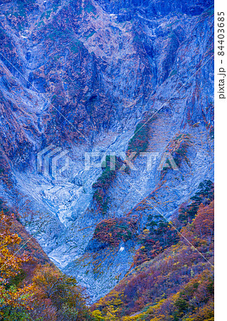 （群馬県）谷川岳・一ノ倉沢　岩壁の紅葉 84403685