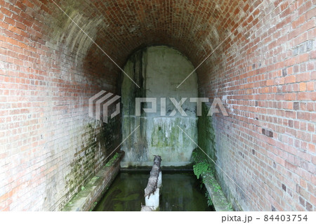 ブロックと煉瓦のトンネル 84403754