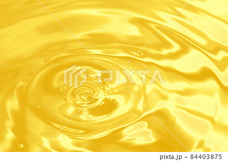 水　油　液体　黄色　金色　水滴 84403875
