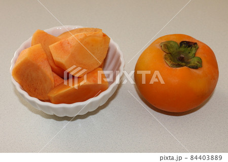 美味しそうな柿 84403889
