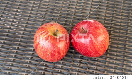アジアの雰囲気なラタンのテーブルに置かれた2個のリンゴ（りんご）の