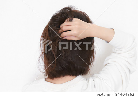 頭を触る女性 頭を触る女性 84404562