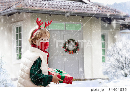 Family on Christmas day. Kids with gifts at door. 84404836