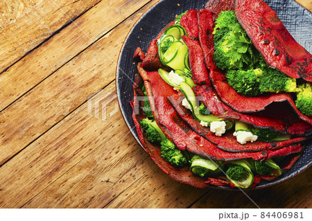 Beetroot pancakes with vegetable filling 84406981