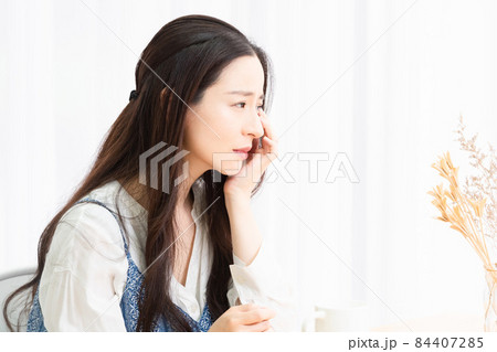リビングで座って泣いている主婦 リビングで座って泣いている主婦 84407285