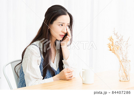 リビングで座って泣いている主婦 84407286