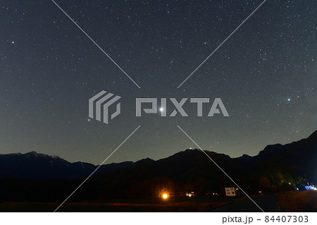 北杜市白州町、西の空に沈み行く木星（中央）と土星（山際の星） 84407303