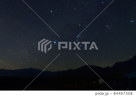 北杜市白州町、西の空のオリオンと冬の大三角 北杜市白州町、西の空のオリオンと冬の大三角 84407308
