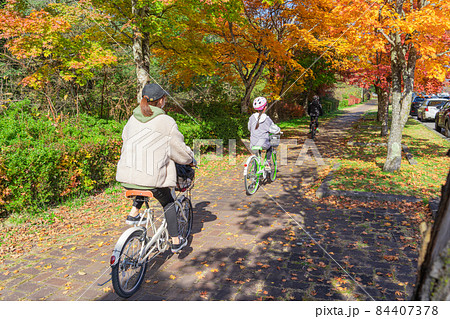 紅葉の季節に軽井沢で自転車に乗る親子 84407378