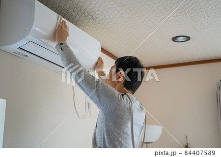 エアコンの掃除をする男性 84407589