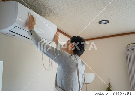 エアコンの掃除をする男性 84407591