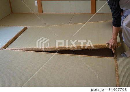 畳の表替えの様子 84407798
