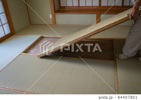 畳の表替えの様子 84407801