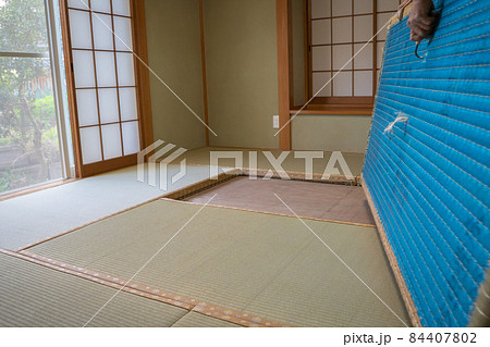 畳の表替えの様子 84407802