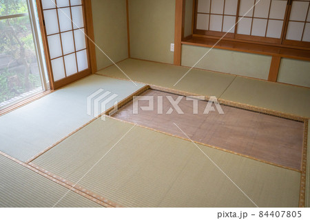 畳の表替えの様子 84407805