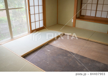畳の表替えの様子 84407903