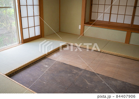 畳の表替えの様子 畳の表替えの様子 84407906