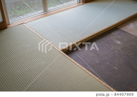 畳の表替えの様子 84407909