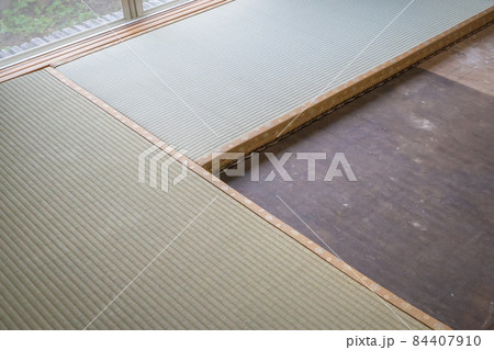 畳の表替えの様子 84407910