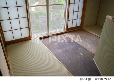 畳の表替えの様子 84407942