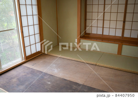畳の表替えの様子 84407950