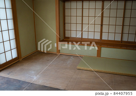畳の表替えの様子 84407955