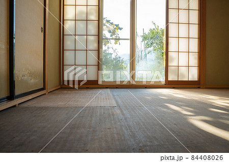 畳の表替えの様子 84408026