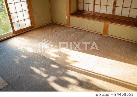 畳の表替えの様子 84408055