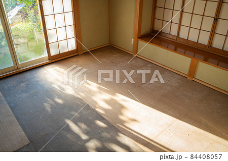 畳の表替えの様子 84408057