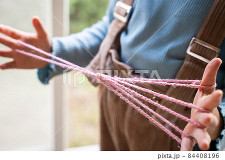 あやとりをする子供の手 84408196