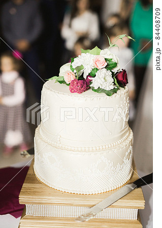 Luxury decorated wedding cake on the table 84408709