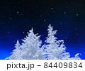 樹氷で白いモミの木、星空を背景にした自然の風景 84409834