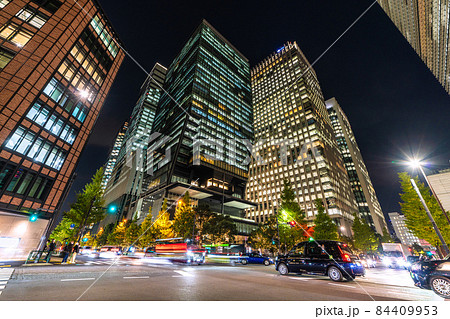 日本の東京都市景観　大手町のオフイス街を彩るイルミネーション。奥は「東京サンケイビル」など 84409953