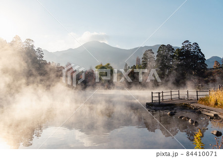 湯布院　朝霧　早朝　紅葉 84410071