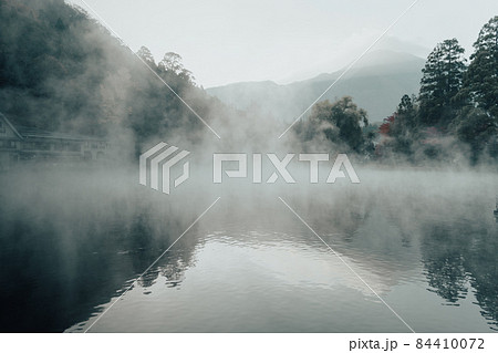 湯布院　朝霧　早朝　紅葉 84410072