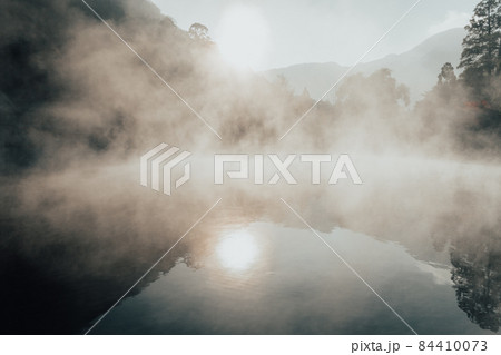 湯布院　朝霧　早朝　旭日　日の出 84410073