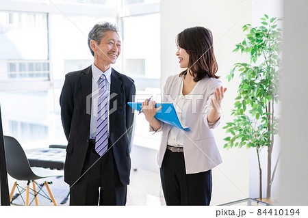 秘書と会話をするVIP 84410194