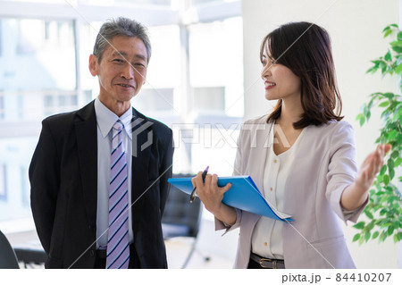 秘書と会話をするVIP 84410207