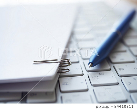 ビジネスイメージ・書類・キーボード 84410311