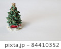 置物の小さな陶器のクリスマスツリー 84410352