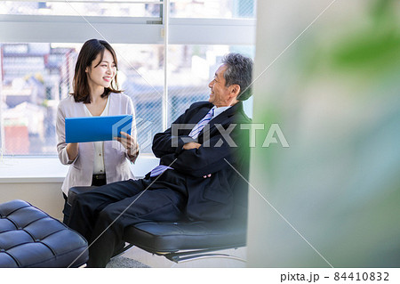 社長室で打ち合わせをする社長と秘書 社長室で打ち合わせをする社長と秘書 84410832