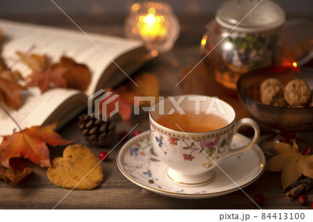読書と紅茶で一息 84413100