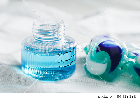 液体洗剤とジェルボール 洗濯洗剤のイメージ素材 液体洗剤とジェルボール 洗濯洗剤のイメージ素材 84413139