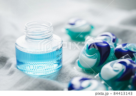液体洗剤とジェルボール　洗濯洗剤のイメージ素材 84413143