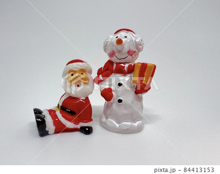 可愛い雪だるまとサンタクロースの人形。冬、クリスマス、ウィンターシーズンイメージ。 可愛い雪だるまとサンタクロースの人形。冬、クリスマス、ウィンターシーズンイメージ。 84413153