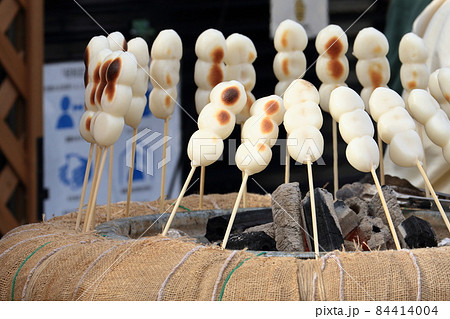 炭火で焼き上げられる団子 焼き団子 串団子 おやつの写真素材