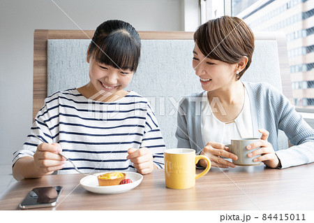 ファミリーレストランでデザートを食べる母娘 ファミリーレストランでデザートを食べる母娘 84415011