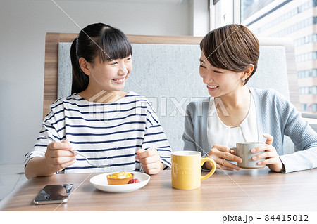 ファミリーレストランでデザートを食べる母娘 84415012