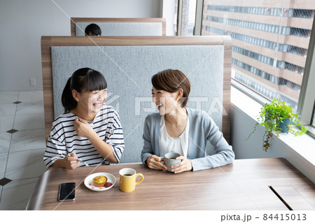 ファミリーレストランでデザートを食べる母娘 ファミリーレストランでデザートを食べる母娘 84415013